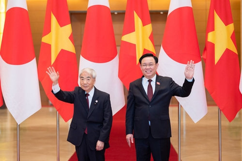日本参议院议长尾辻秀久圆满结束对越南进行的正式访问