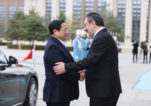 越南政府总理范明正访问土耳其的欢迎仪式隆重举行（组图）
