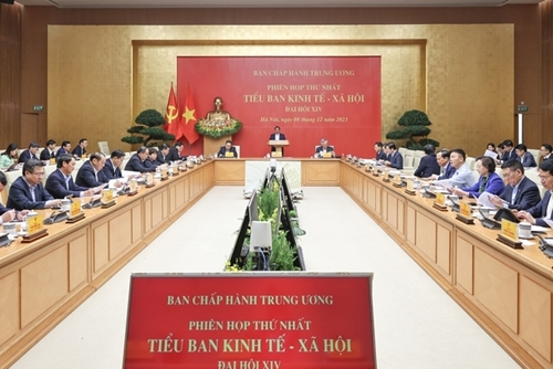 越共第十四届全国代表大会经济社会小组召开第一次会议