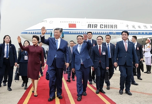 中共中央总书记、中国国家主席习近平抵达河内 开始对越南进行国事访问（组图）