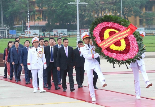 柬埔寨首相 洪玛奈拜谒胡志明主席并缅怀各位英雄烈士（组图）