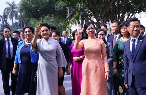越南国家主席夫人和中共中央总书记、中国国家主席夫人造访河内国家大学