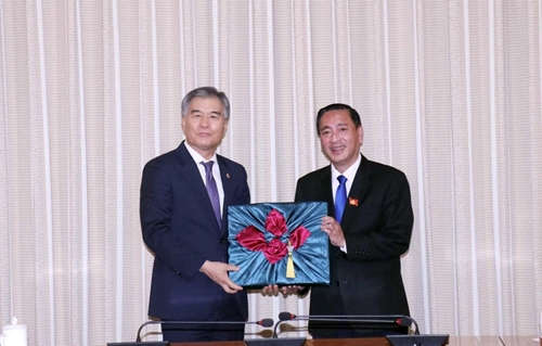 促进胡志明市和韩国首尔两个民选机构之间的合作