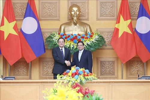 越南政府总理范明正与老挝政府总理宋赛·西潘敦举行会谈