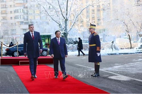 罗马尼亚总理马切尔·乔拉库举行仪式 欢迎越南政府总理范明正访罗