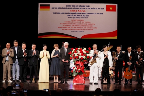 越南国家主席武文赏夫妇与德国总统夫妇出席越南音乐会