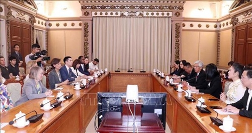 胡志明市领导会见美国议员代表团