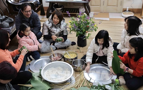 越南人春节的包粽子习俗