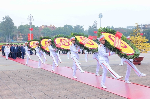 越南党和国家领导人在春节前夕入陵瞻仰胡志明主席遗容（组图）