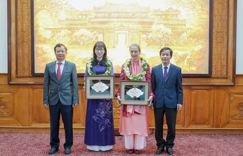 两名外国人荣获“承天-顺化省名誉公民”称号