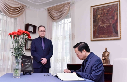 陈红河副总理前往俄罗斯驻越南大使馆吊唁恐怖袭击事件遇难者