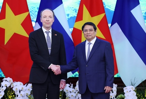 越南政府总理范明正会见芬兰议会议长尤西·哈拉阿霍