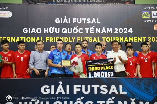 越南五人制足球队在2024年国际五人制足球友谊赛中获得季军