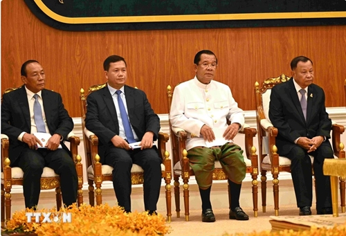 越南国会主席王廷惠致电祝贺洪森当选柬埔寨参议院主席