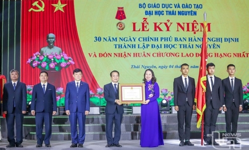 越南国家代主席武氏映春出席太原大学建校30周年纪念典礼