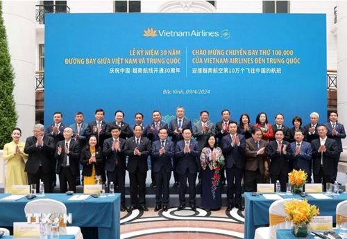 越南国会主席王廷惠出席越南-中国航线开通30周年纪念活动
