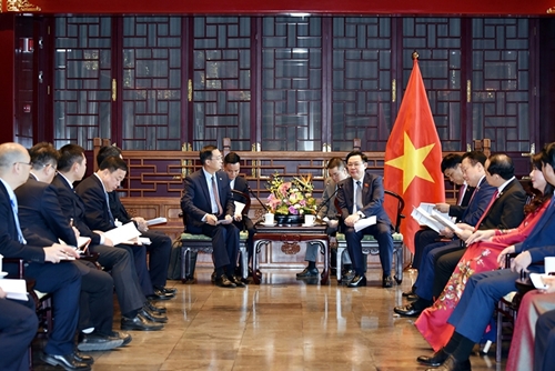 越南国会主席王廷惠会见中国大型集团领导人