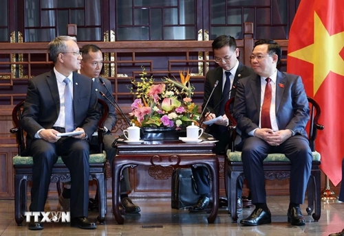 越南国会主席王廷惠会见中国各大集团和公司领导