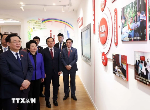 越南国会主席王廷惠走访上海市虹桥街道基层立法联系点