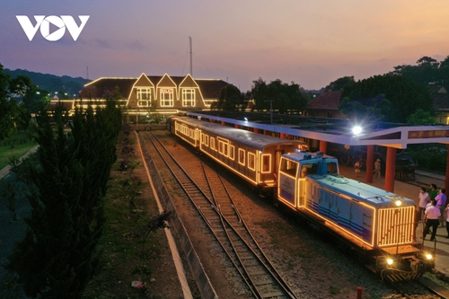 越南最古老的火车站启动“大叻火车夜游之旅”