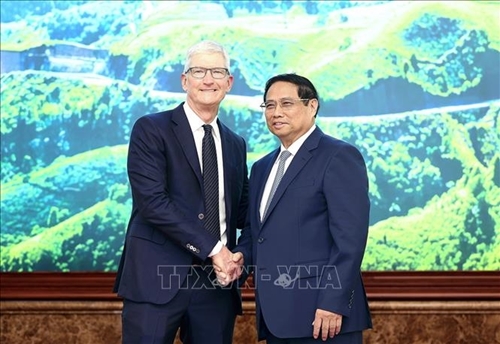 越南政府总理范明正会见美国苹果公司首席执行官蒂姆•库克
