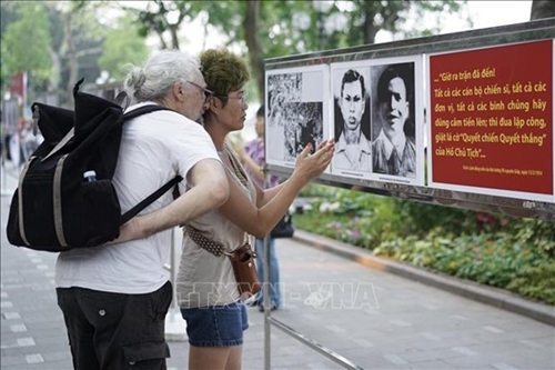 “越南——改变世界历史的胜利”图片展在河内举行