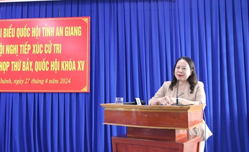 越南国家代主席武氏映春在安江省开展与选民接触活动