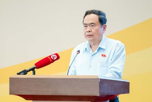 越南国会常务副主席陈青敏：预防和保护青少年免受成瘾物质的侵害