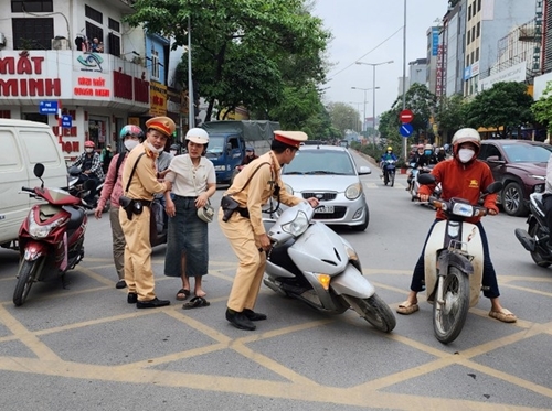 越南政府总理范明正向交通警察力量致表扬信