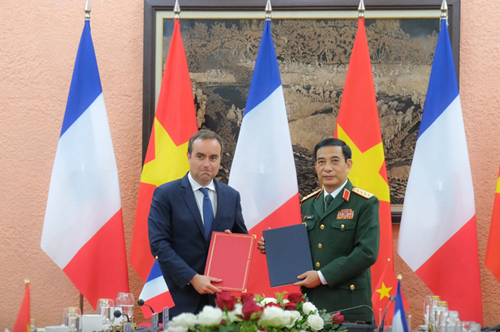 法国国防部部长塞巴斯蒂安•勒科尔尼对越南进行正式访问