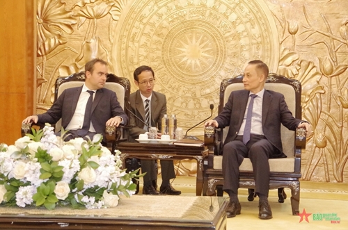 越共中央对外部部长黎怀忠会见法国国防部长