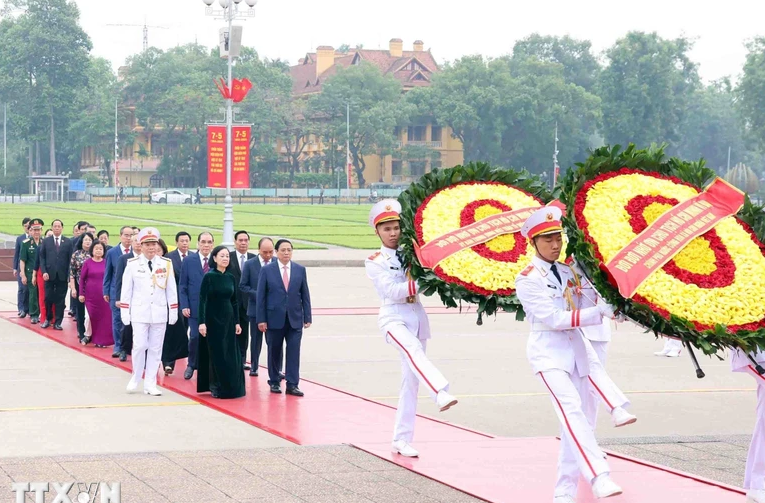 越南党和国家领导入陵瞻仰胡志明主席遗容