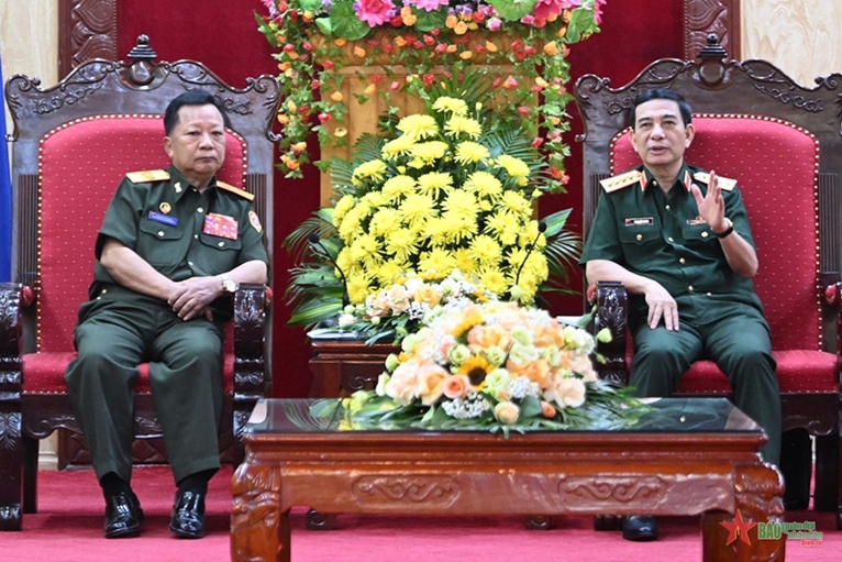 越南国防部长潘文江大将会见老挝副总理兼国防部长占沙蒙•占雅拉