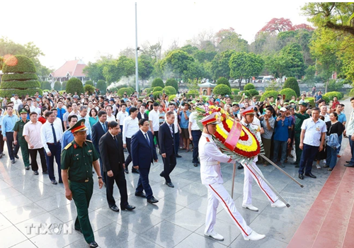 越南政府总理范明正在A1烈士陵园上香缅怀奠边府英烈