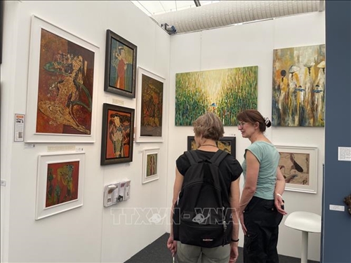 2024年伦敦平价艺术博览会：越南画作给艺术爱好者留下深刻印象