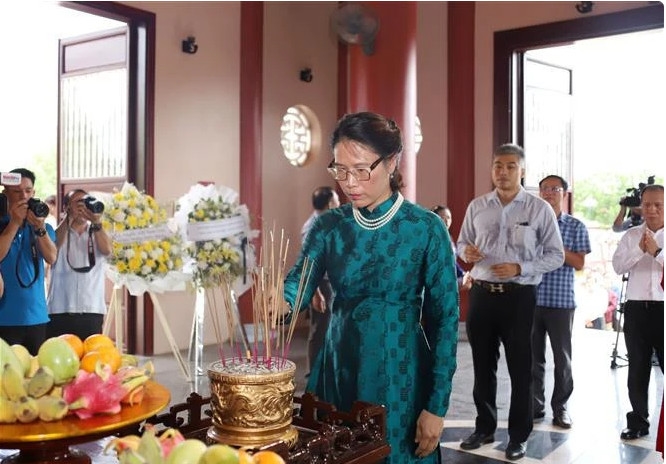 胡志明主席诞辰134周年：旅居老挝越南人敬香缅怀胡志明主席