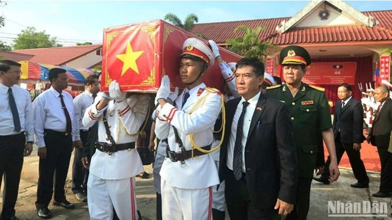 在老挝牺牲的越南志愿军烈士遗骸归国