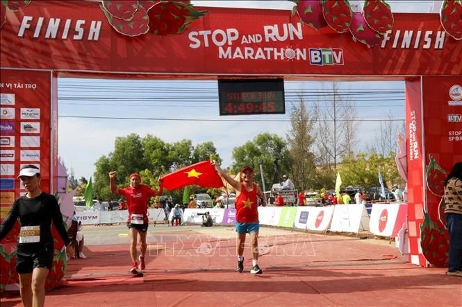 4500余名长跑运动员在越南最美滨海赛道上奋力奔跑