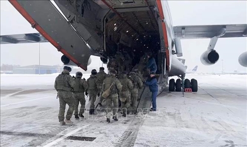 Миротворцы ОДКБ начали покинуть Казахстан после завершения операции
