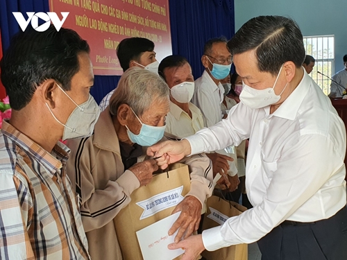 Вице-премьер Ле Минь Кхай передал провинции Бакльеу 750 наборов новогодних подарков