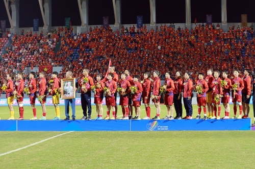 Президент Нгуен Суан Фук поздравил женскую сборную Вьетнама по футболу