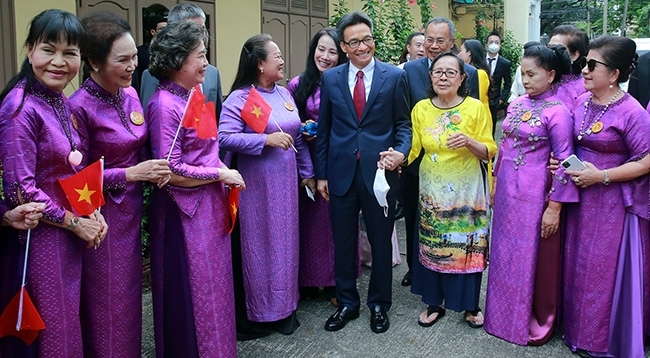 Вице-премьер Ву Дык Дам встретился с представителями вьетнамской общины в Таиланде