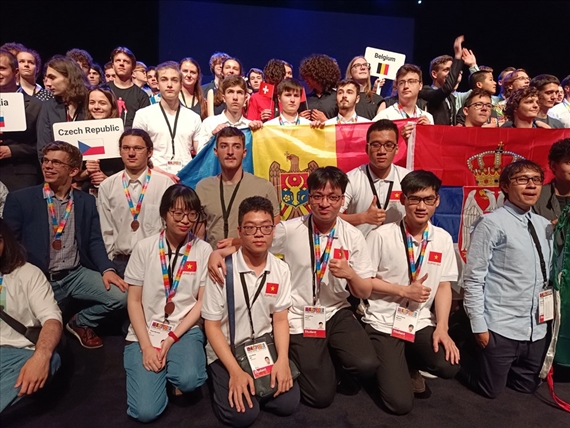 Вьетнамские школьники завоевали 3 медали на европейской олимпиаде по физике 2022 года