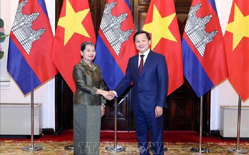 Вице-премьер Вьетнама Ле Минь Кхай провел рабочую встречу с Вице-премьером Камбоджи Мен Сам Ан