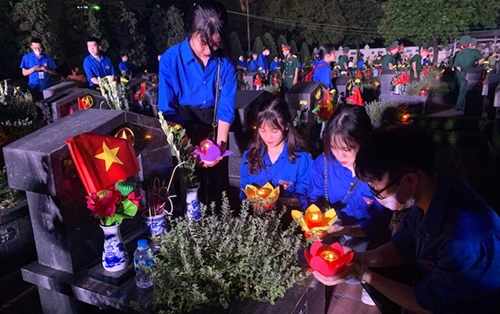 Молодежь столицы зажигает свечи в память о вьетнамских героях и мучениках