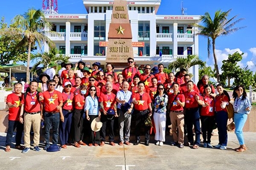 Вьетнамцы эмигранты навещают архипелаг Чыонгша и жилую платформу DK1