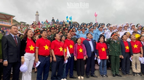 Церемония поднятия флага в крайней восточной точке Вьетнама
