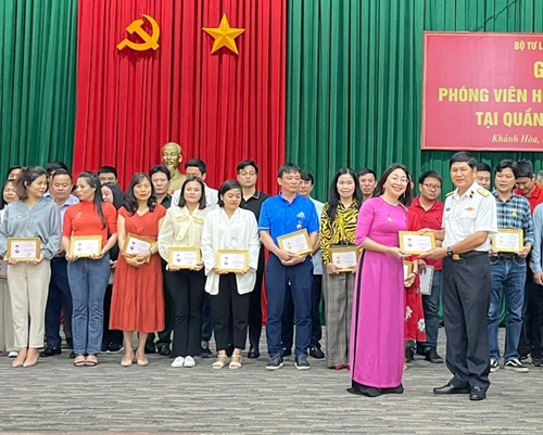 Награждение значками и медалями журналистов и писателей, работающих в Чыонг Ша