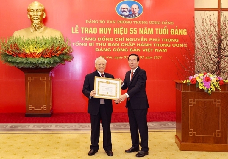 Вручение почетного знака «55 лет членства в КПВ» Генеральному секретарю ЦК КПВ Нгуен Фу Чонгу