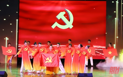 Художественная программа «Вера в партию» по случаю 93-й годовщины основания Коммунистической партии Вьетнама